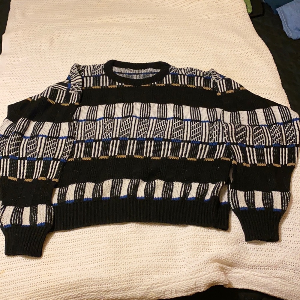 Manufacturer unknown size my guess is medium there are no tags whatsoever